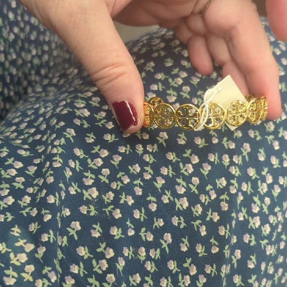 Elegant Gold Bracelet - Picture 1 of 6